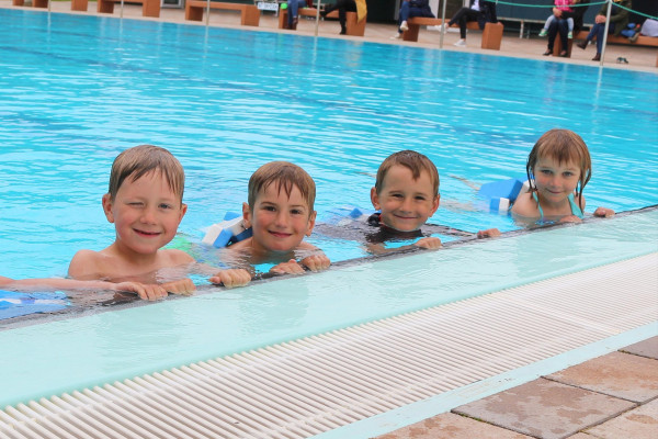Die Kinder freuen sich über ihren Schwimmkurs