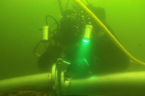 DLRG Einsatztaucher arbeitet unter Wasser
